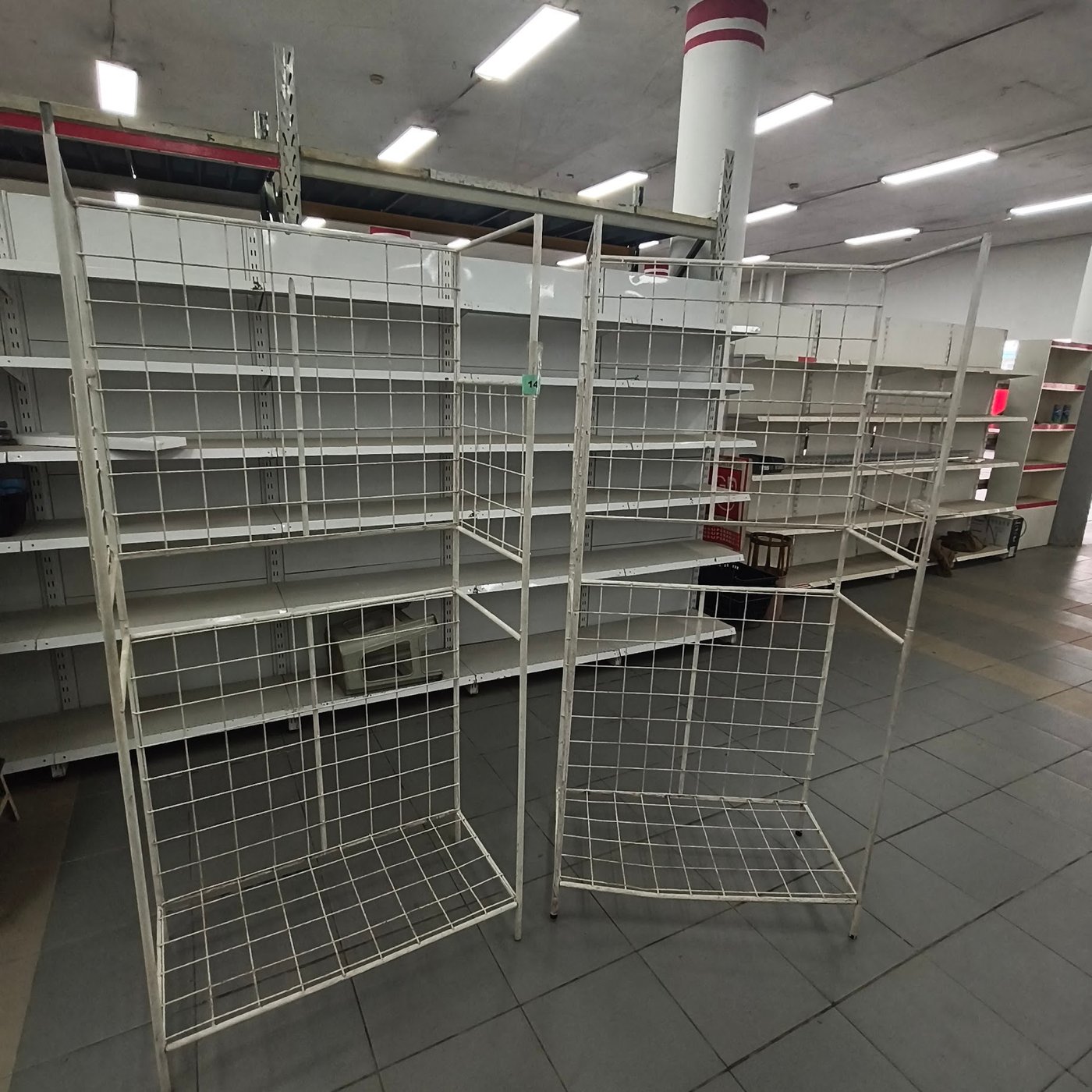 Rejilla Metálica Blanca para Exhibición Comercial