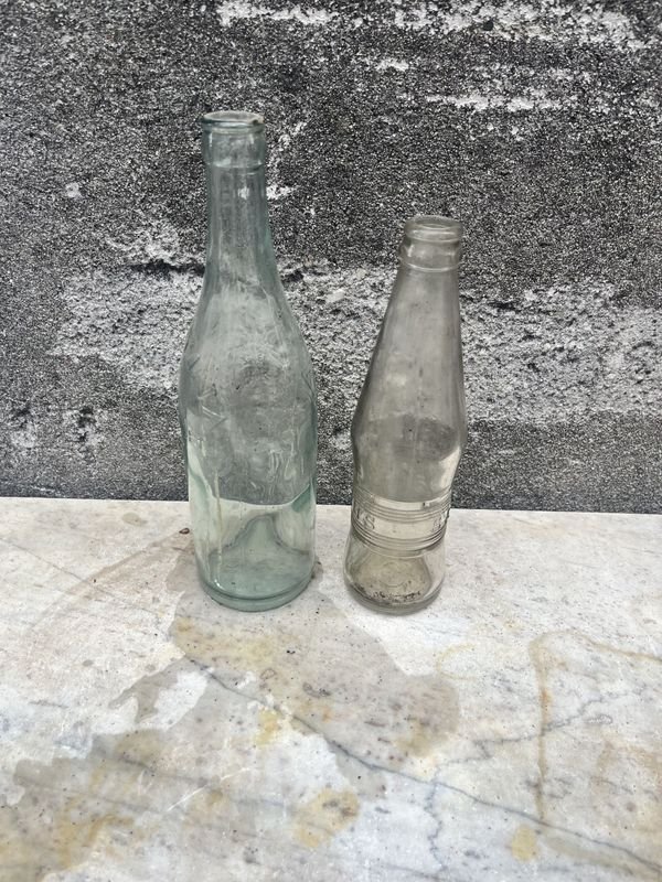 Dos botellas de Salus y Matutina, antigüedades en vidrio - imagen 2