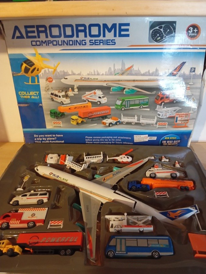 Juego de Aeropuerto con Avión Roto y Juguetes Sin Uso - imagen 2