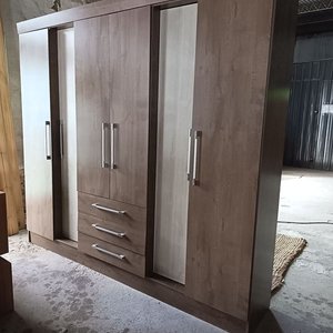 Lote siguiente: Ropero Grande de MDF con 6 Puertas y 3 Cajones
