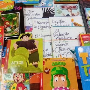 Lote de Libros Infantiles y Sombreros de Cumpleaños Temáticos Disney - imagen 2