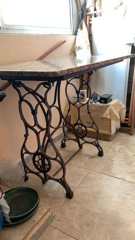 Lote anterior: Mesa de mármol con base de hierro