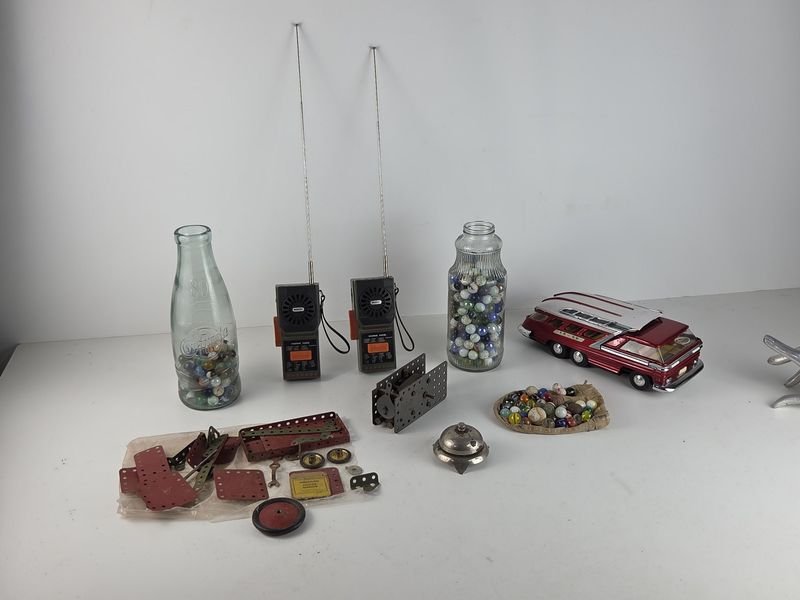 Lote siguiente: Lote de juguetes antiguos y accesorios para niños