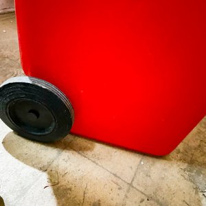 Un recipiente para residuos pvc color rojo rodante 105 x 56 x 70 cm - imagen 4