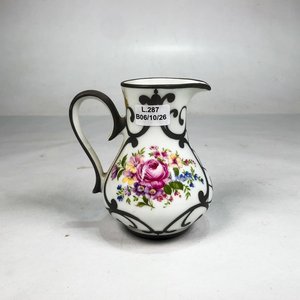 Jarrita de Porcelana Blanca con Flores y Bordes Plateados - imagen 1