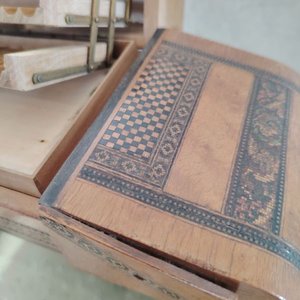 Cigarrera Vintage de Madera con Marquetería y Compartimentos - imagen 3