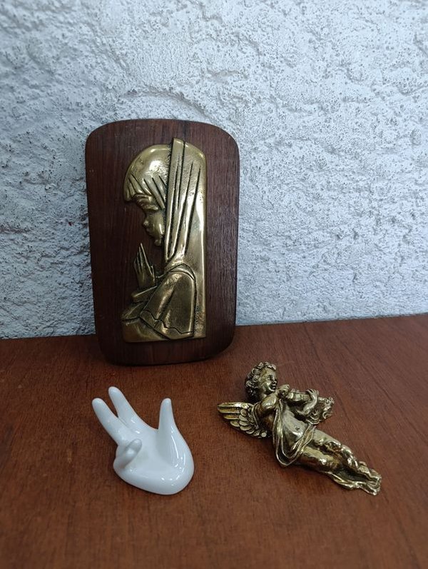 Virgen en bronce con ángel de plastico