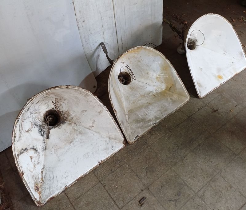Lote anterior: Tres lámparas industriales antiguas en mal estado