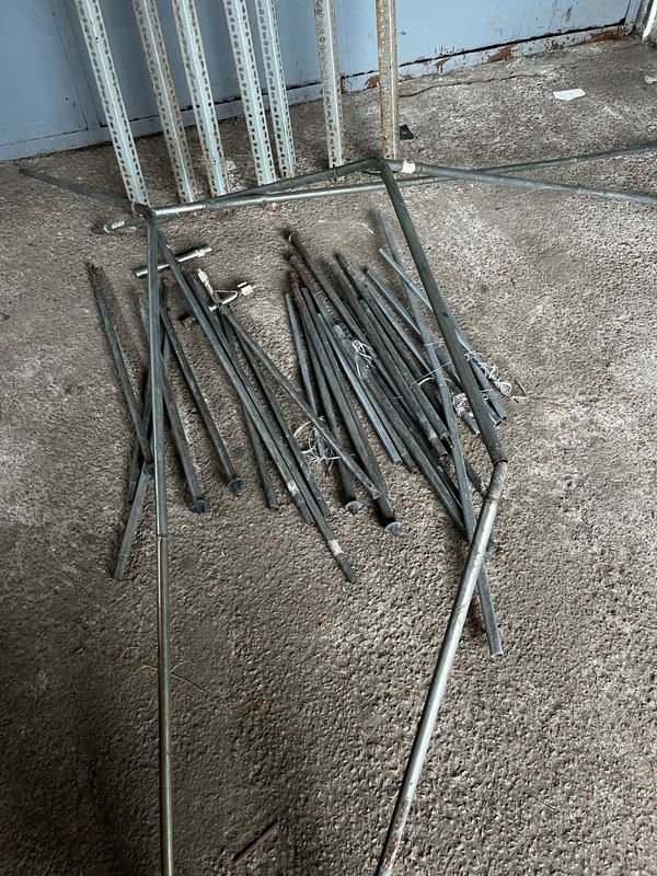 Estructura de carpa y accesorios en metal - imagen 2