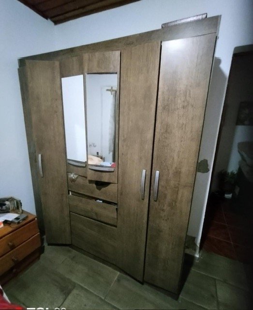Lote anterior: Ropero de madera con 6 puertas y cajones en buen estado