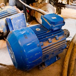 Dos Motores Eléctricos Trifásicos Azules 5.5 HP 220V - imagen 3