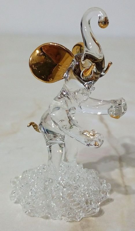 Figura Elefante de Cristal Transparente con Detalles en Oro Líquido