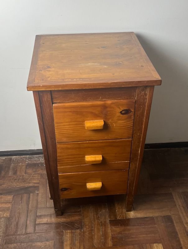 Lote siguiente: Cajonera de madera con tres cajones