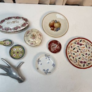 Lote siguiente: Lote Variado de Porcelanas: Caja, Cuencos y Cuchara con Diseños Florales y Orientales