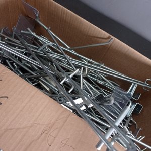 Más de 70 perchas en metal para exhibir en diferentes formas y tamaños.  - imagen 2