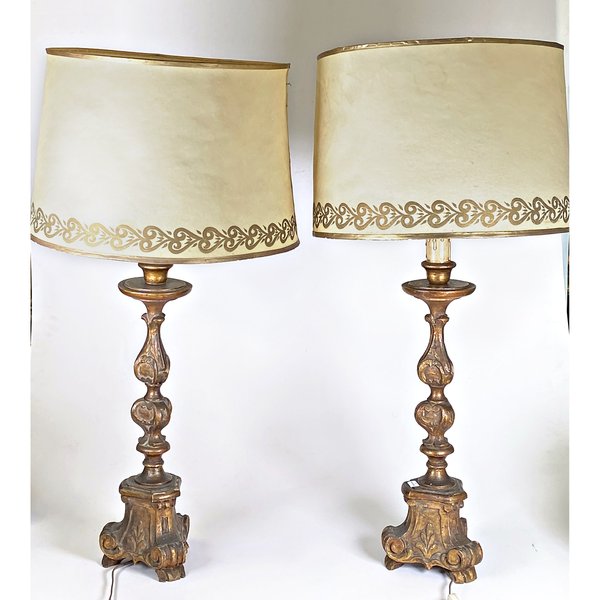 Par de Lámparas de Mesa Antiguas de Madera Dorada con Pantallas Decoradas - imagen 1