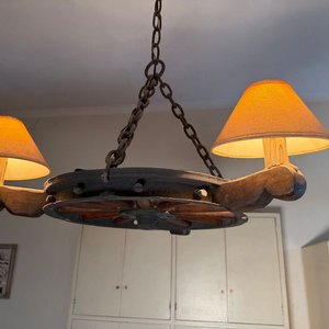 Lámpara Rústica de Techo con Rueda de Carro en Madera y Hierro - imagen 2