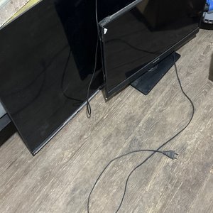 Lote siguiente: Dos Televisores Negros