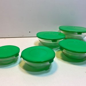 Set de 5 Bowls de Vidrio con Tapas Plásticas Verdes - imagen 3