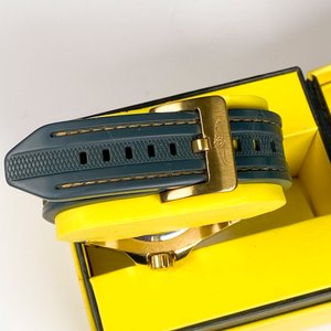 Reloj Invicta Caballero Malla Goma Verde y Caja Dorada - imagen 6