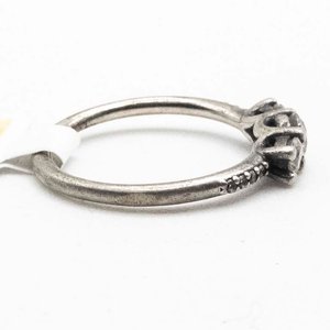 Anillo de Plata con Tres Piedras Centrales y Detalles Laterales - imagen 2