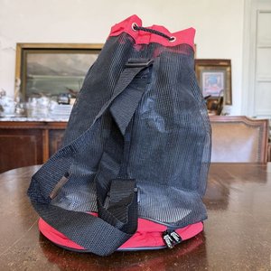 Mochila Bolso KB Home Negra con Detalles Rojos y Forro Aislante - imagen 6