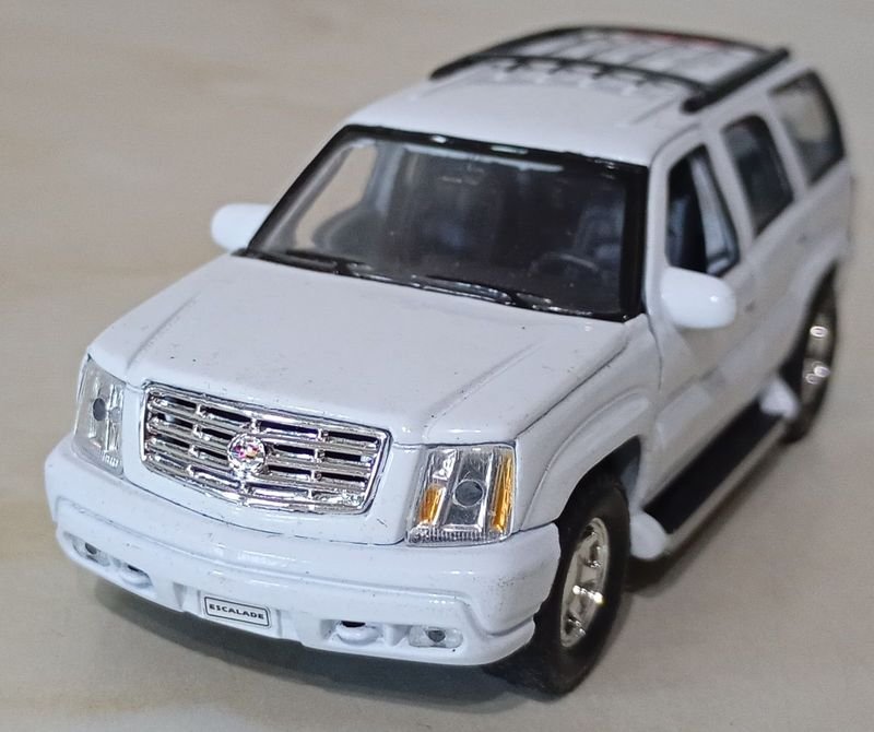 Camioneta a escala CADILLAC ESCALADE en blanco con apertura de puertas - imagen 4