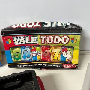 Lote de Juguetes: Camioneta Ford a Batería, Pistola de Agua, Espada, Yoyó y Juego de Cartas - imagen 3