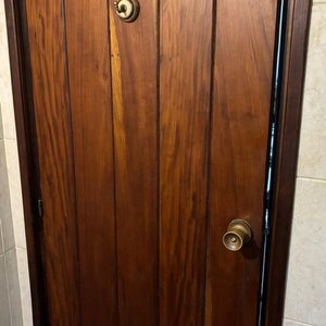 Lote de 7 Hojas de Puerta Interiores de Cedro con Herrajes de Bronce - imagen 8