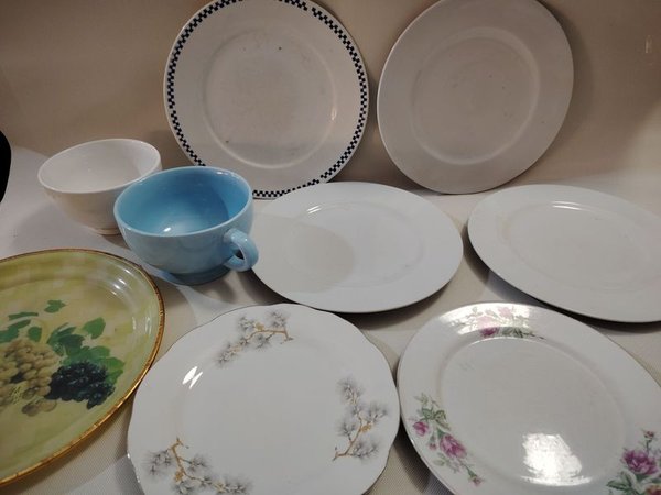 Lotes de platos y tazas de loza y acrílico - imagen 2