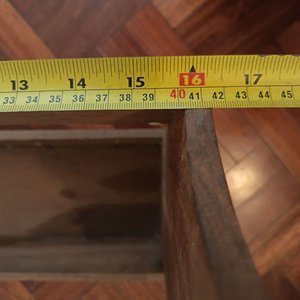 Revistero de Madera con Dos Bastones y Plato Decorativo - imagen 4