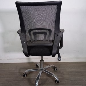 Silla de Oficina Giratoria Negra con Detalle en Tapizado - imagen 5