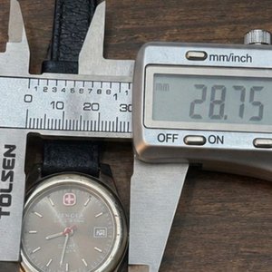 Reloj Wenger Suizo de Acero Inoxidable con Correa de Cuero - imagen 5