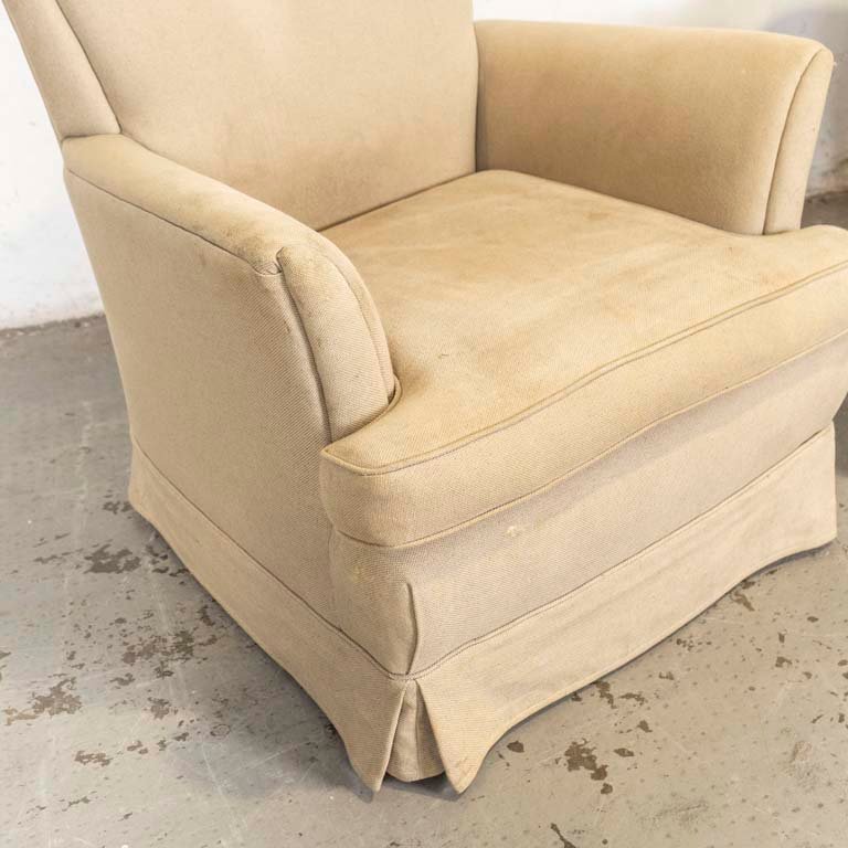 Sillones tapizados en color beige con almohadones - imagen 2
