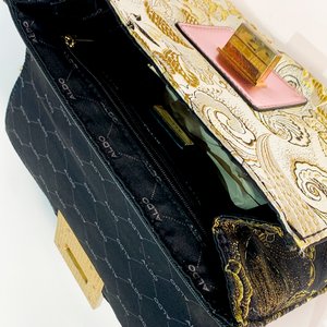Cartera Moderna Rosa, Negra y Gris con Decoración Floral y Metal Dorado - imagen 3