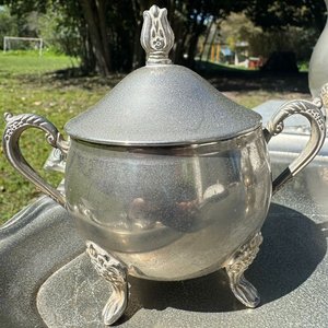 1 juego de té antiguo en peltre con finos detalles ornamentales (2 teteras, 1 lechera, 1 azucarero, 1 fuente) - imagen 2