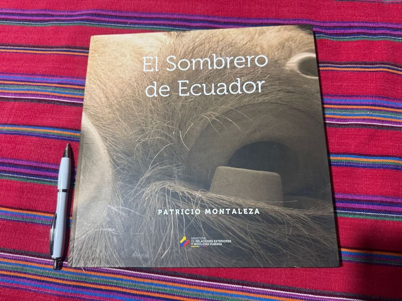 Lote anterior: El libro 'El Sombrero de Ecuador' de Patricio Montaleza