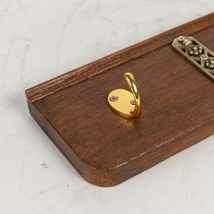 Perchero de Cedro con Aplique de Bronce y Dos Ganchos - imagen 2