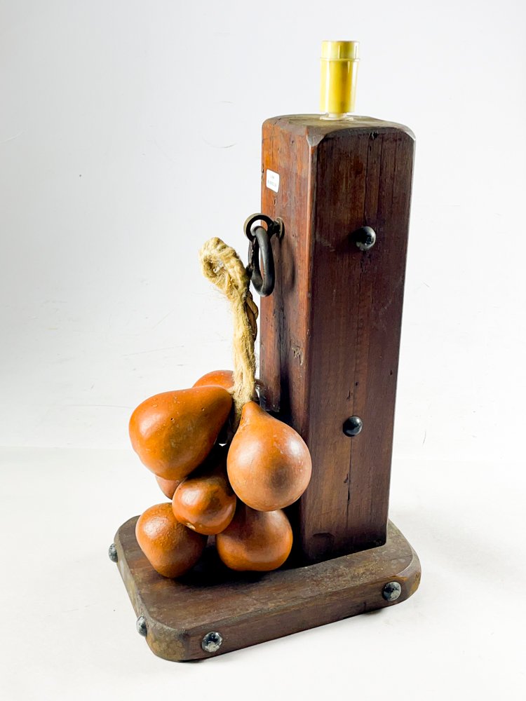 Lámpara de sobremesa en madera con detalles artesanales - imagen 3