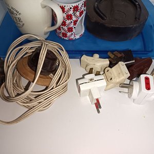 Bandeja Azul, Lámpara de Mesa y Tazas Decoradas - imagen 2