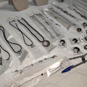 Lote de 50 Piezas de Joyería Nueva en Acero Quirúrgico: Collares, Pulseras y Anillos - imagen 3