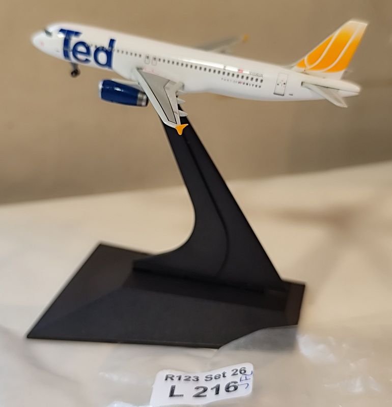 Maqueta Avión Airbus A320 Ted Escala 1/400 con Base
