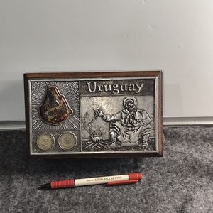 Caja de Madera con Tapa Metálica Decorada "Uruguay" y Monedas - imagen 9