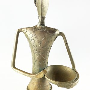 Figura Calada de Dama en Metal Plateado, 47 cm - imagen 3