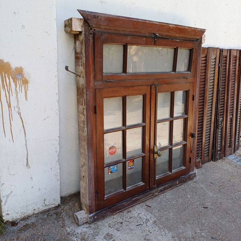 Ventana con dos hojas batientes y postigos en cedro - imagen 5