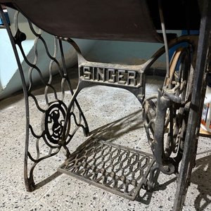 Máquina de Coser Singer Antigua con Mesa de Hierro Fundido - imagen 4