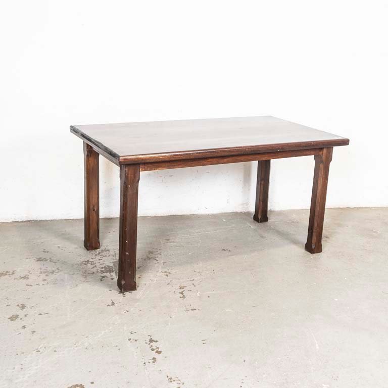 Mesa de comedor en madera rústica con detalles en el lustre