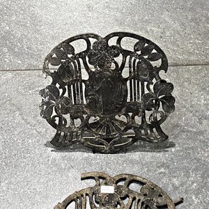 Dos Salvamanteles de Zinc Labrados con Figura de Dama - Antigüedad - imagen 3