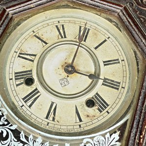 Reloj de Pared Antiguo con Péndulo y Llave, Caja de Madera Tallada - imagen 3