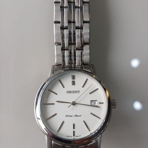 Reloj Orient Cuarzo Acero Inoxidable Esfera Blanca con Fecha - imagen 3